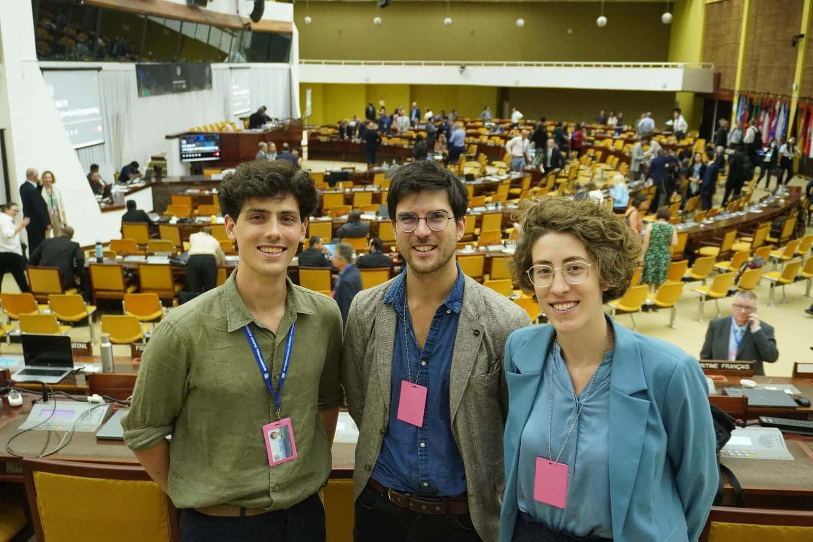 Observateurs (chercheurs) à l'Autorité internationale des fonds marins à Kingston en Jamaïque, juillet 2023. De gauche à droite : Tiago Pires da Cruz, Pierre-Yves Cadalen, Catherine Blanchard.